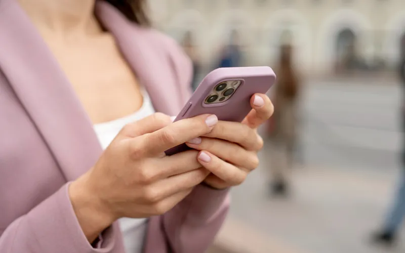 Женщина пользуется смартфоном