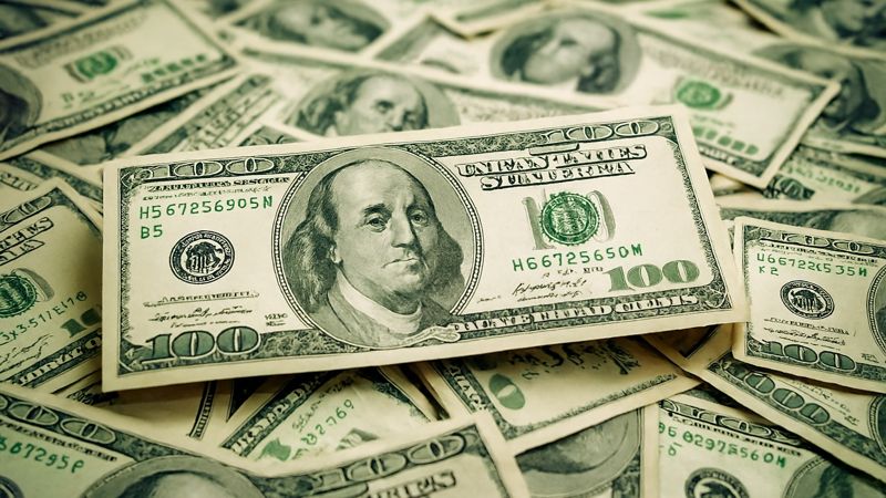 Курс американской валюты упал ниже 500 тенге на KASE