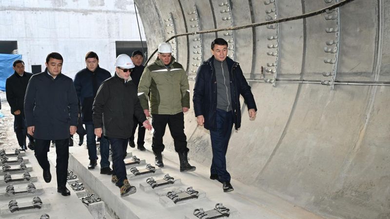 Аким Алматы проверил ход строительства станции метро "Калкаман"