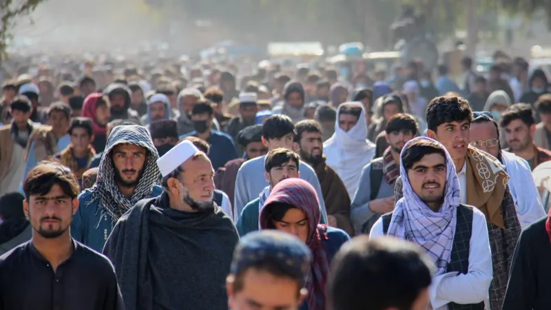 Зрители публичной казни в Афганистане 