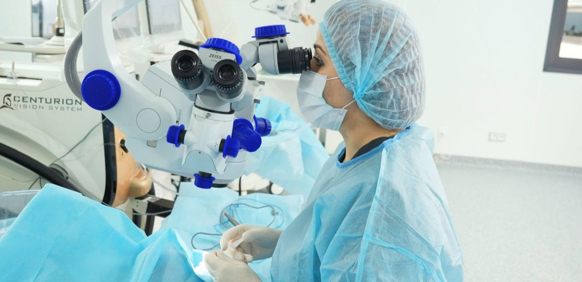 Офтальмохирург на операции