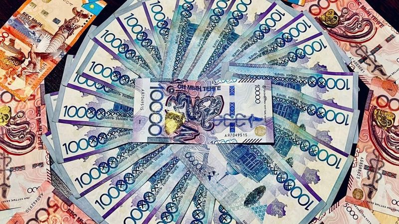 Почему доллар падал ниже 500 тенге и каким будет курс до конца года, рассказали эксперты