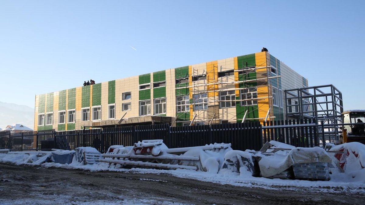 В Наурызбайском районе продолжается строительство школы с общежитием