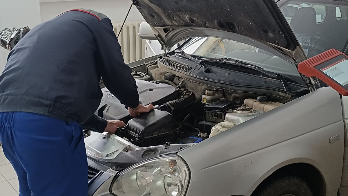 Один из участников ищет поломку в автомобиле
