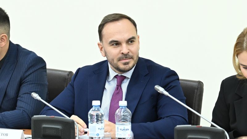 Запрет ввели, но как запрещать – не решили: вице-министр культуры растерялся на вопросах о ЛГБТ-контенте