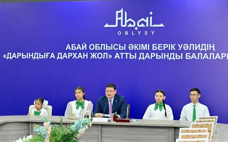 Берик Уали со школьниками 