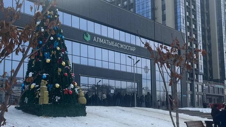 Люди стали собираться перед зданием 