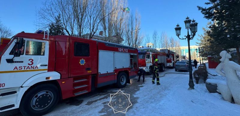 В центре Астаны загорелась кровля ресторана