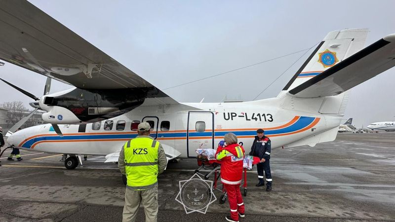 Ребёнка экстренно доставили для лечения бортом МЧС из Кызылорды в Алматы
