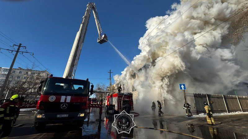 Крупный пожар охватил трёхэтажный дом в Астане