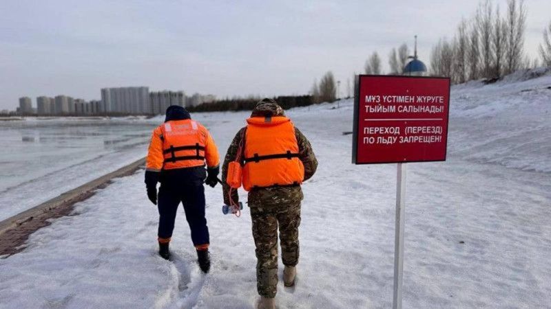 В Астане закрыли каток и ледяные горки на набережной из-за потепления