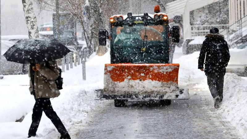 Снегопад парализовал Алматы: 24 ДТП за несколько часов и пробки по всему городу