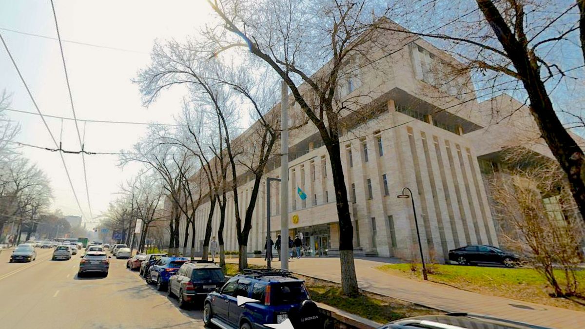 В здании по адресу пр. Достык, 85 работают управление коммунальной инфраструктуры и жилищной инспекции и управление занятости и госпрограмм