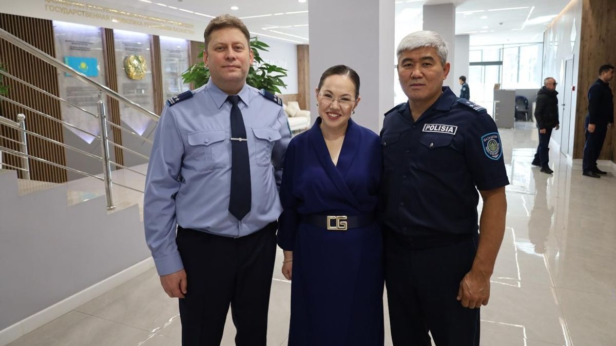 Салтанат Азирбек с коллегами