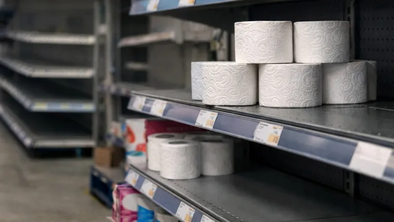 Туалетная бумага на полках магазина 