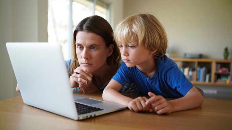 Во Франции приняли закон о запрете соцсетей для детей младше 15 лет