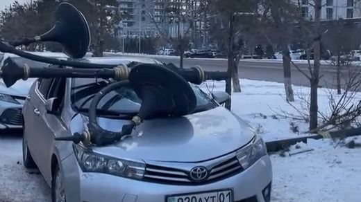 В Астане столб уличного освещения упал на припаркованный автомобиль