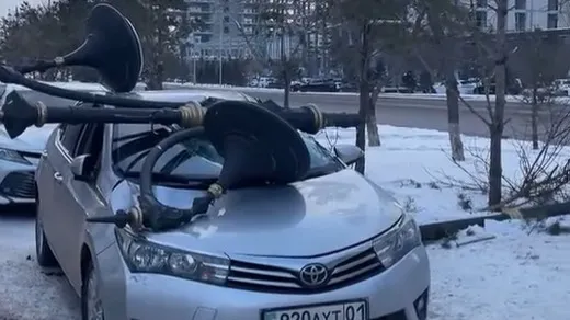 Опора уличного освещения упала на авто 