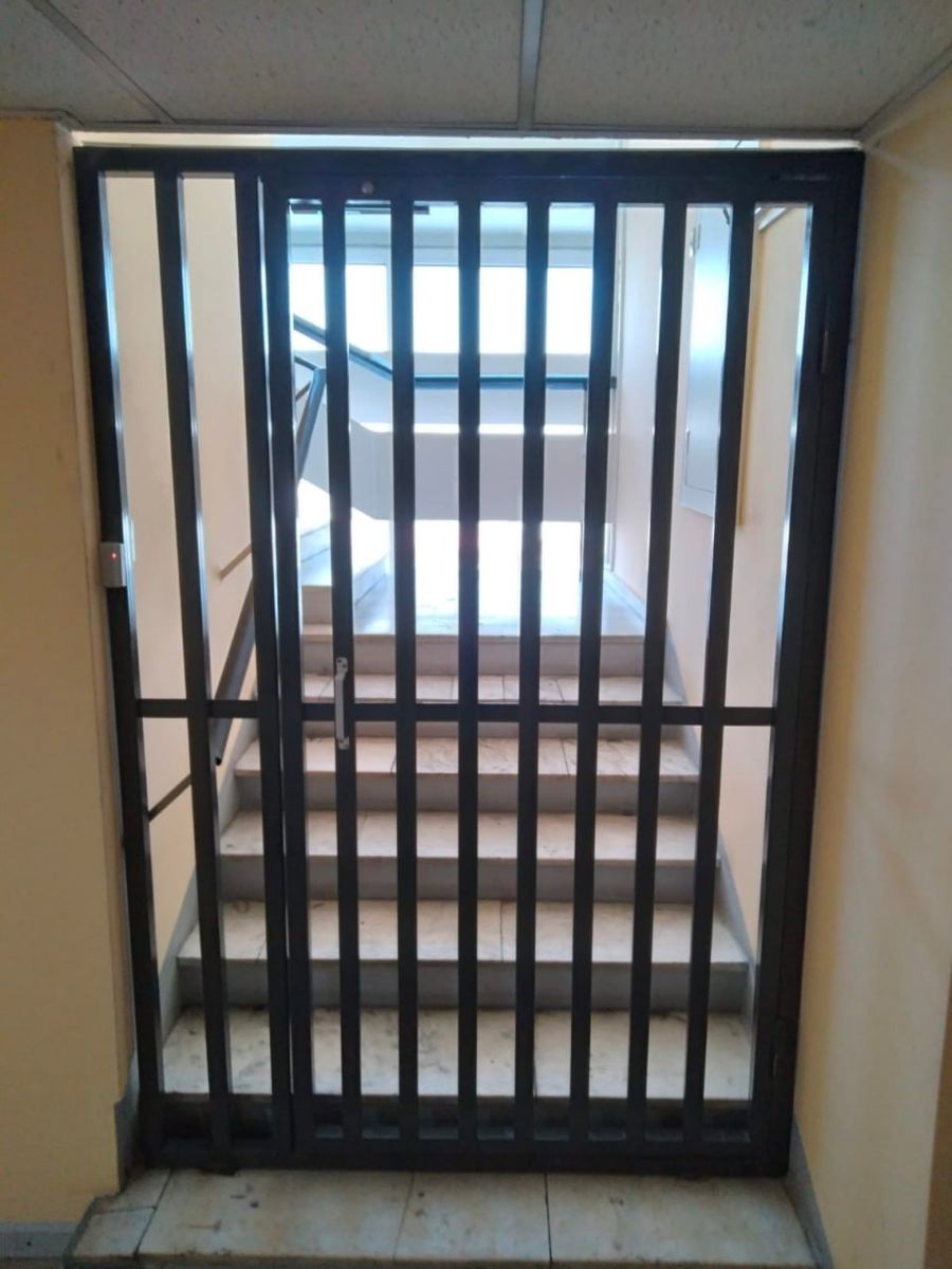 Решётки на входе в здание территориальной избирательной комиссии Алматы