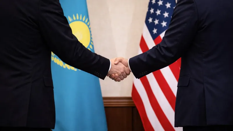 Рукопожатие представителей Казахстана и США