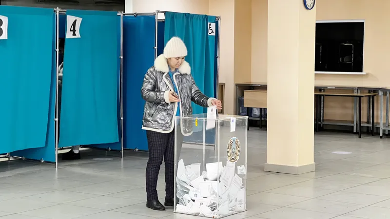 Девушка на избирательном участке