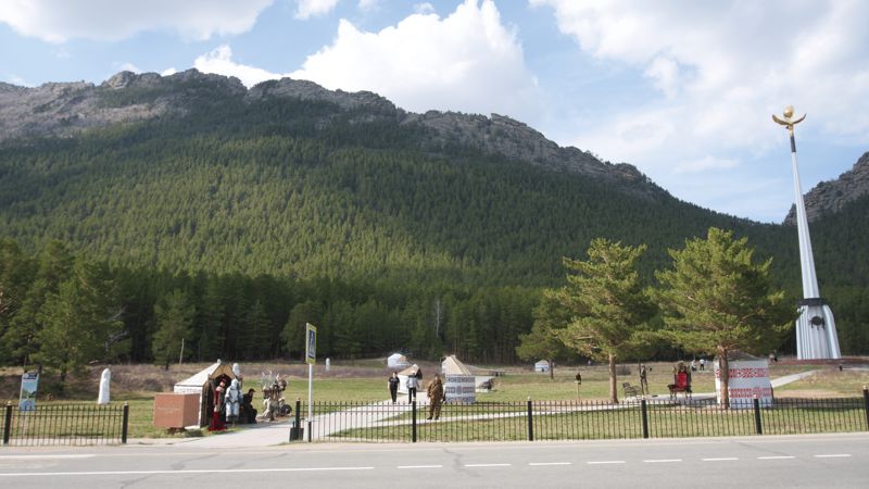 Навоз и запах лошадей в Бурабае: акимат обвинил нелегальных предпринимателей