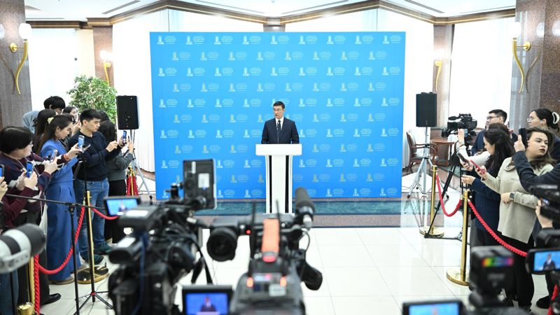 "Нет информации": как замгенпрокурора (не) отвечал на вопросы журналистов в мажилисе