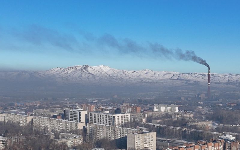 Школьники Усть-Каменогорска переходят на дистанционное обучение из-за смога