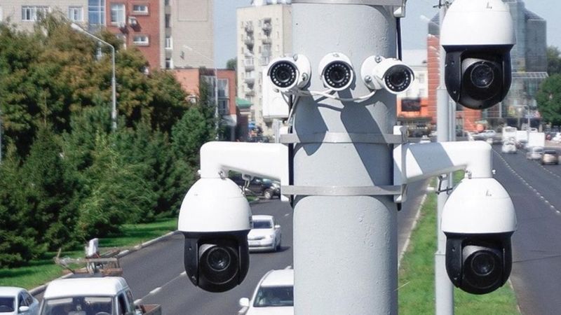 Камеры "Сергек" в Алматы начали ставить на автобусы и патрульные машины