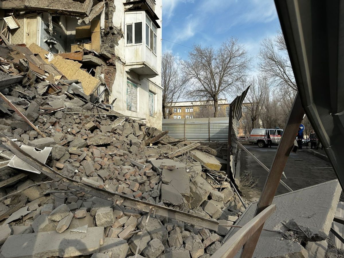 Рухнувшая часть подъезда дома в Балхаше