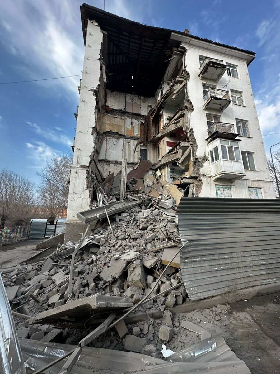 Рухнувшая часть подъезда дома в Балхаше 