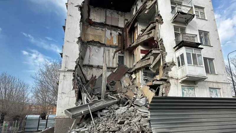 Обрушенный подъезд дома в Балхаше