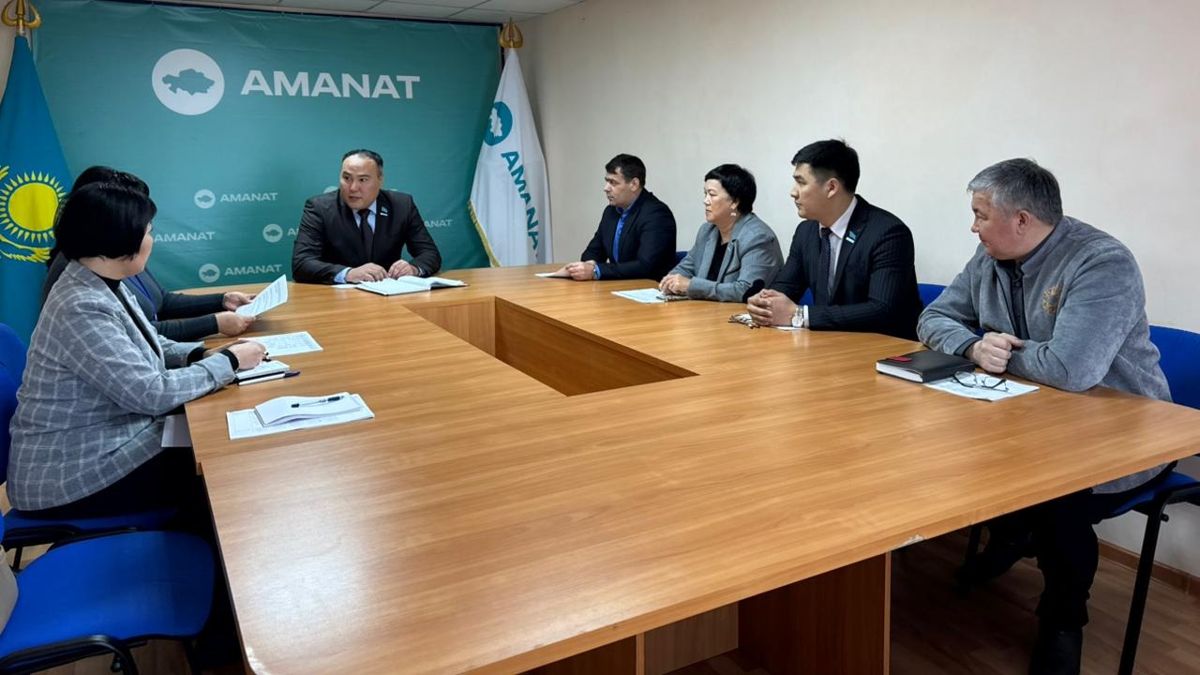 Байжан Асылхан с коллегами на заседании партии