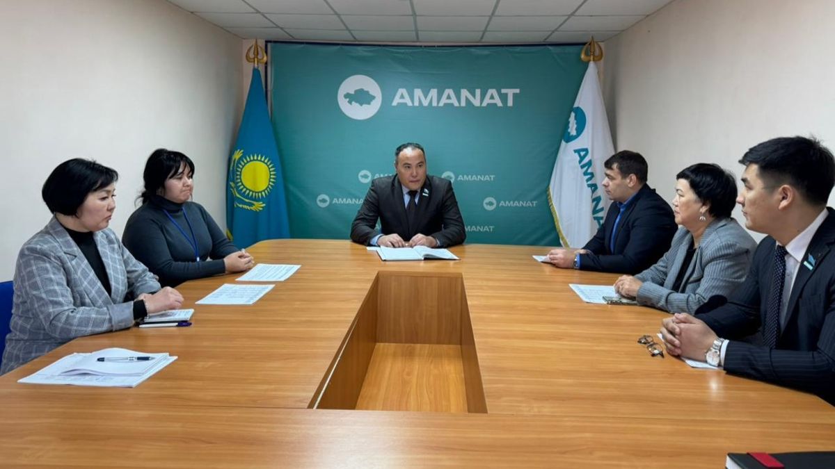 Байжан Асылхан с коллегами на заседании партии