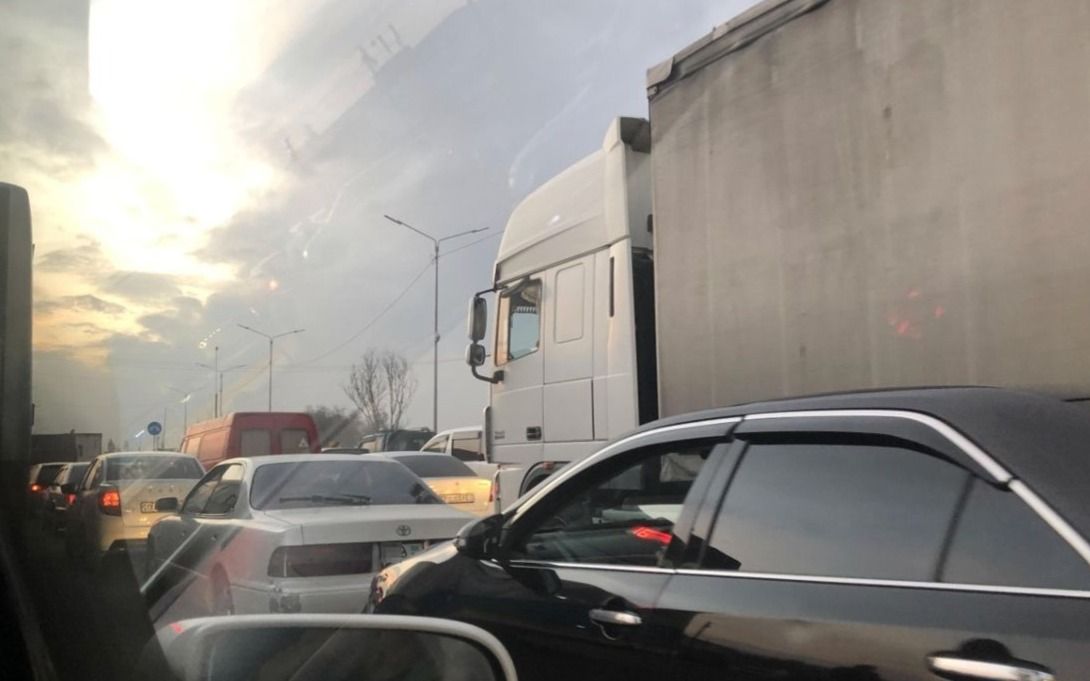 Пробка на проспекте Райымбека при подъезде к Центру олимпийской подготовки