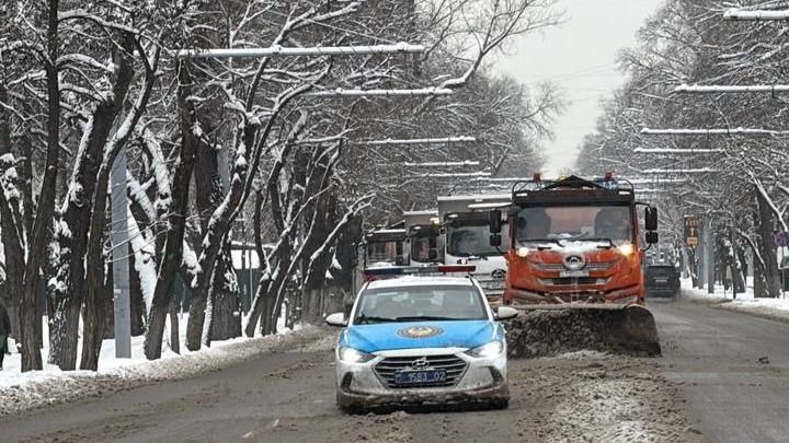 В Алматы коммунальные службы усилили работу. Более 4 тысяч человек вышли на борьбу со снегом