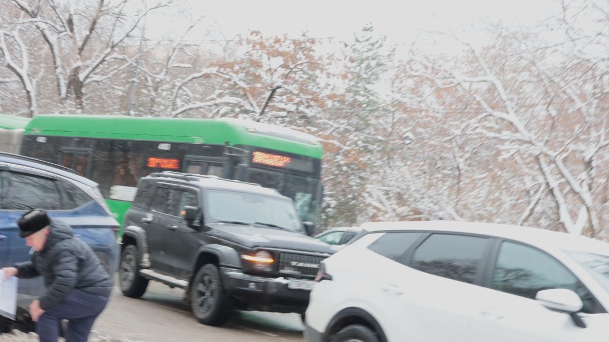 Мужчина поскользнулся и упал, пытаясь шагнуть на тротуар