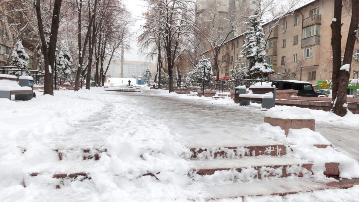 Обледеневшая площадь Желтоксан