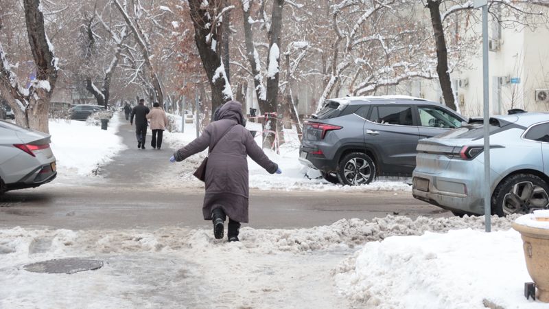 Скользкая тема: как гололёд мешал жить пешеходам в Алматы
