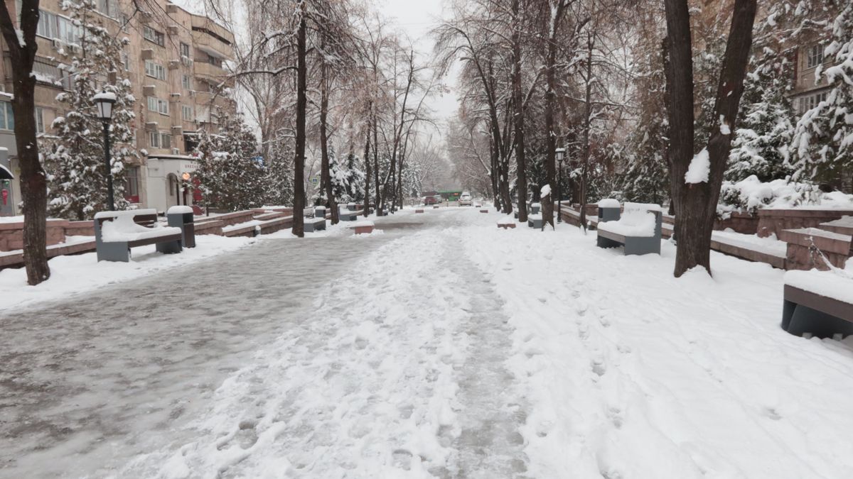 Гололёд на площади Желтоксан