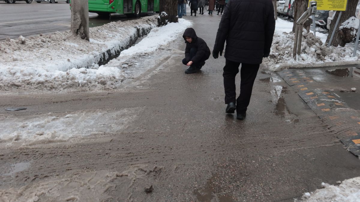 Молодой человек поскользнулся на улице Толе би