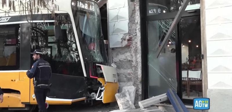 Трамвай сошёл с рельсов в Милане и врезался в здание: погибли два человека