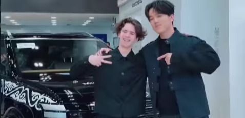 Димаш Кудайберген подарил Михаилу Шайдорову автомобиль