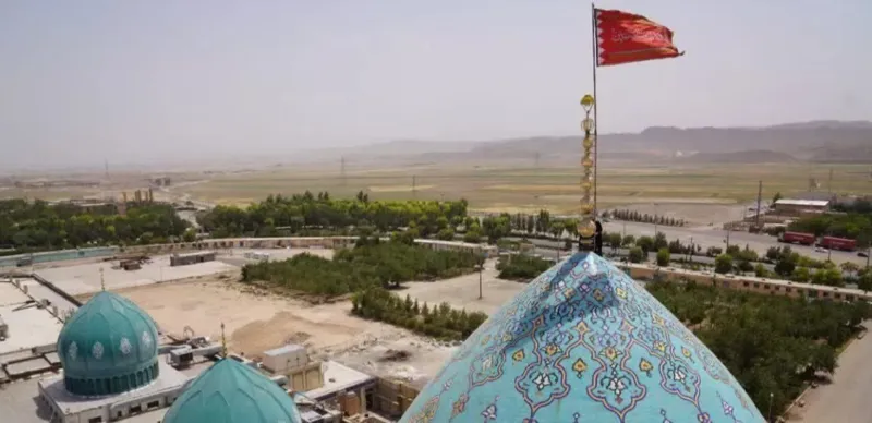 Красный флаг над мечетью Джамкаран в Иране