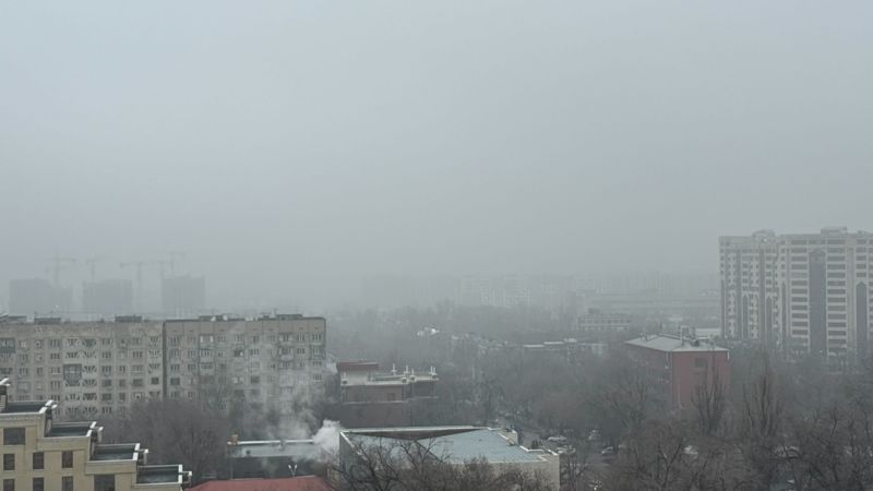 Алматы накрыл туман