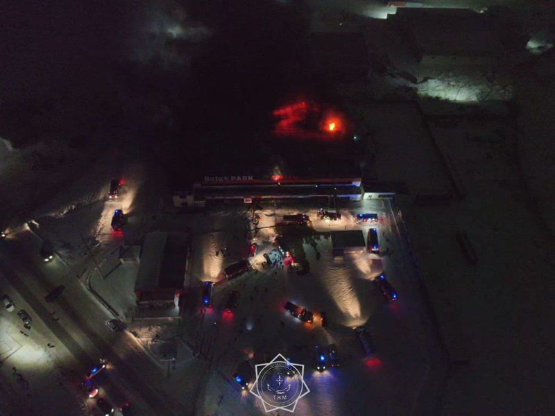 В Семее загорелся детский развлекательный центр: крыша частично обрушилась