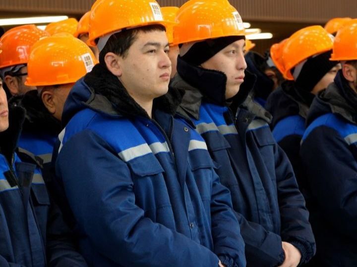 "Это исторический момент для каждого казахстанца": Члены коалиции встретились с работниками столичной строительной компании