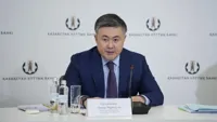 Почему бизнес в Казахстане снова берёт кредиты в долларах, объяснил глава Нацбанка