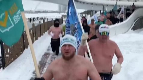 Участники клубов моржей в Астане провели забег в поддержку новой Конституции