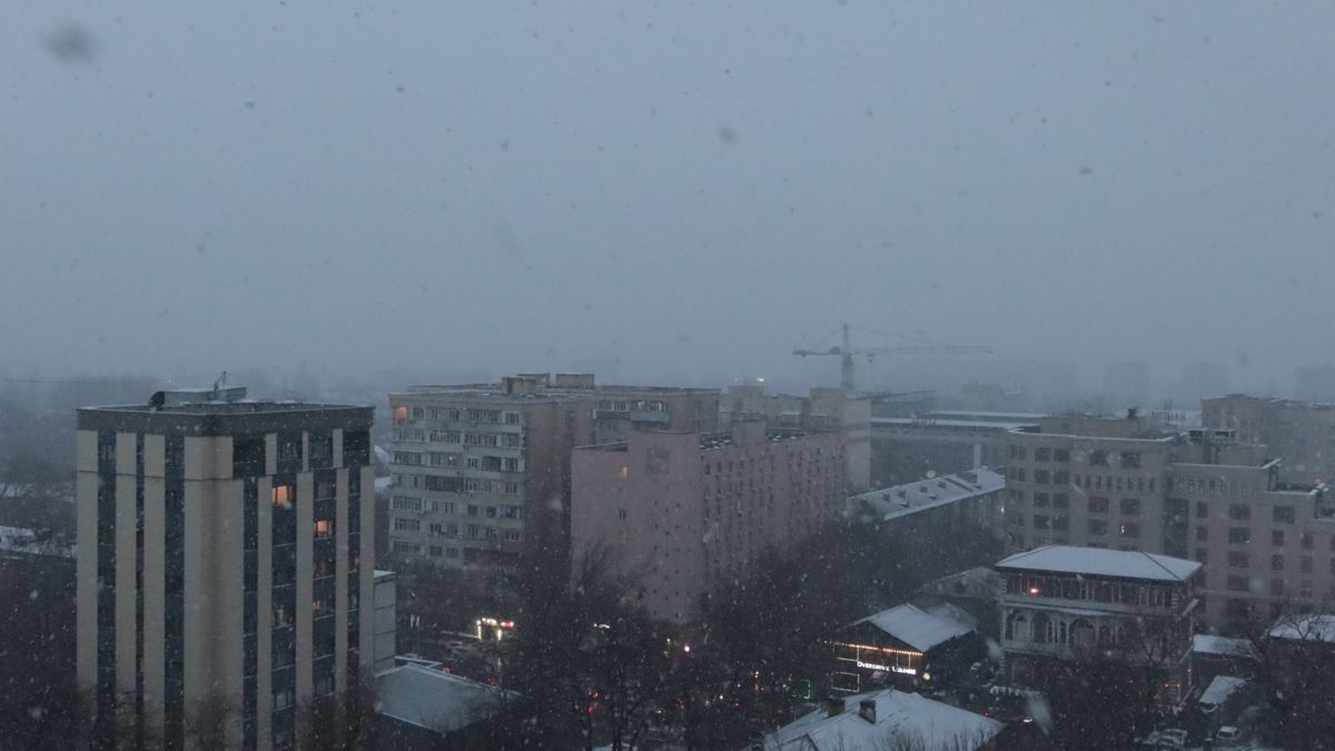 Снег и плохая видимость на улицах Алматы